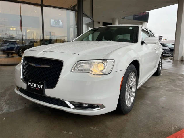 2019 Chrysler 300 Touring RWD photo