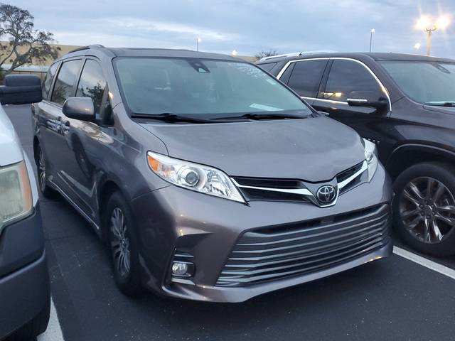 2019 Toyota Sienna XLE FWD photo