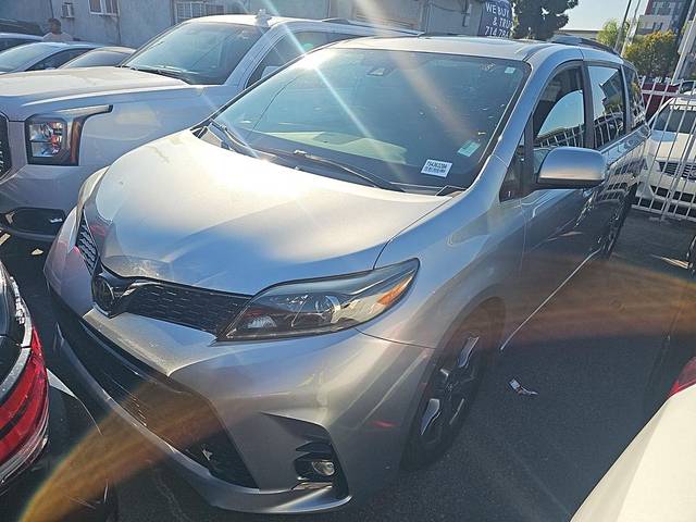 2019 Toyota Sienna SE Premium FWD photo