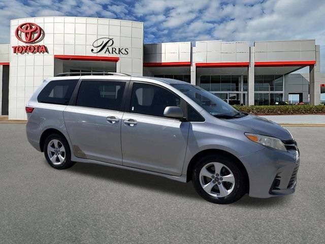 2018 Toyota Sienna LE FWD photo