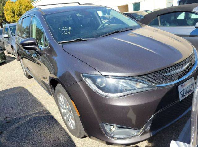 2018 Chrysler Pacifica Minivan Touring L FWD photo