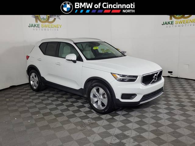 2019 Volvo XC40 Momentum AWD photo