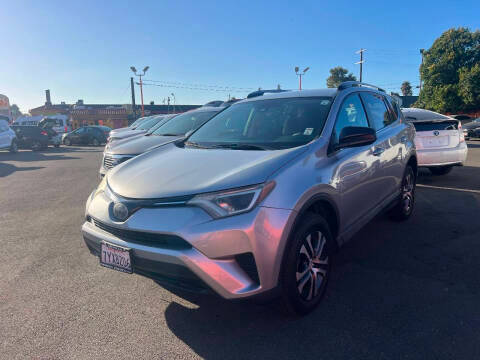 2017 Toyota RAV4 LE FWD photo