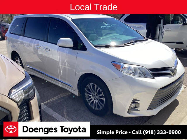 2019 Toyota Sienna XLE FWD photo