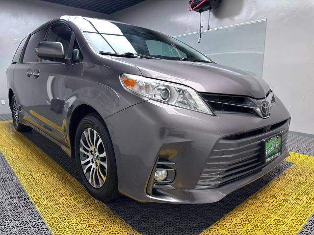 2019 Toyota Sienna XLE FWD photo