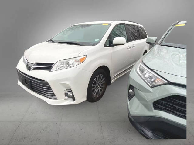 2019 Toyota Sienna XLE FWD photo