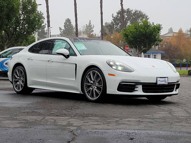 2019 Porsche Panamera  RWD photo