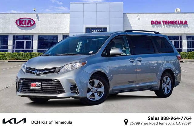 2019 Toyota Sienna LE FWD photo