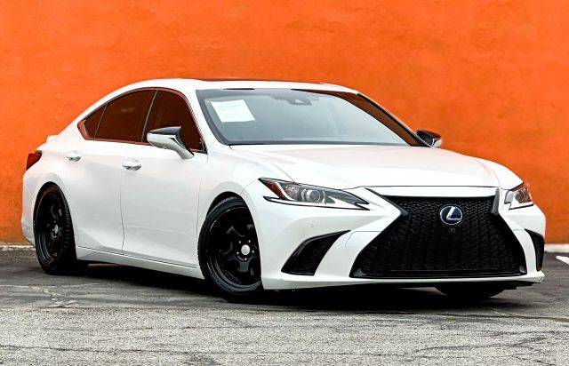 2019 Lexus ES ES 300h Luxury FWD photo