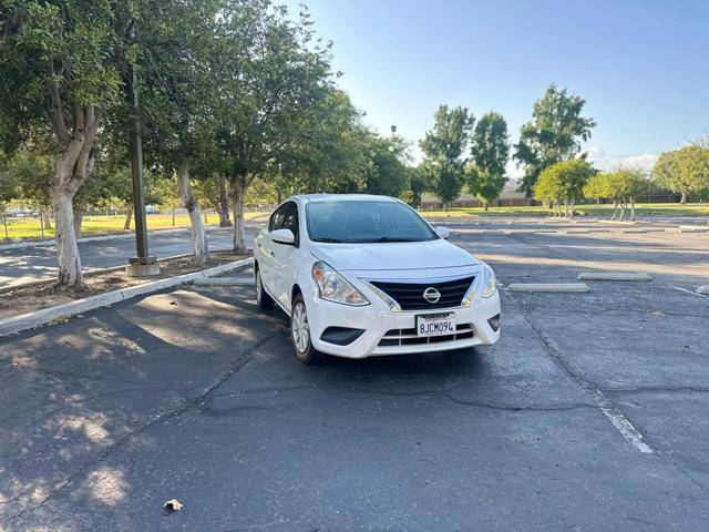 2017 Nissan Versa SV FWD photo