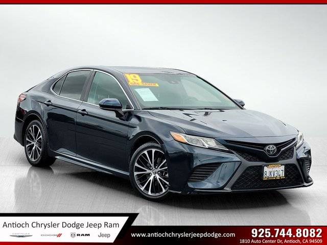 2019 Toyota Camry SE FWD photo