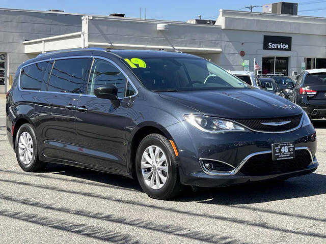 2019 Chrysler Pacifica Minivan Touring L FWD photo