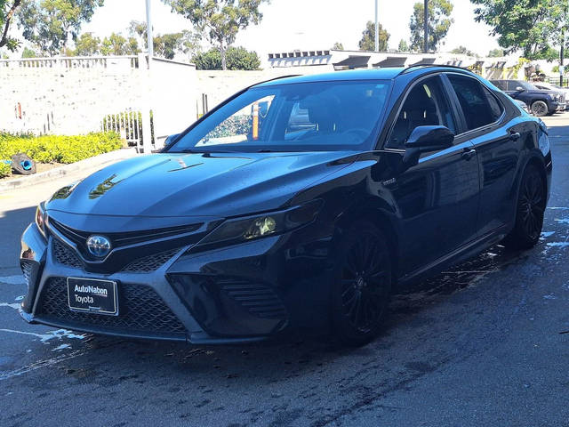 2019 Toyota Camry Hybrid SE FWD photo