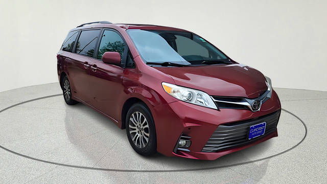 2018 Toyota Sienna XLE FWD photo