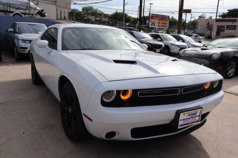 2016 Dodge Challenger SXT RWD photo