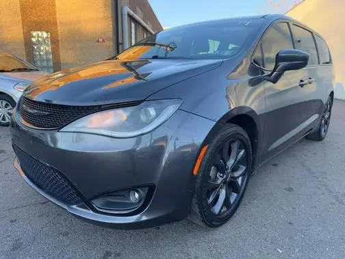 2019 Chrysler Pacifica Minivan Touring Plus FWD photo