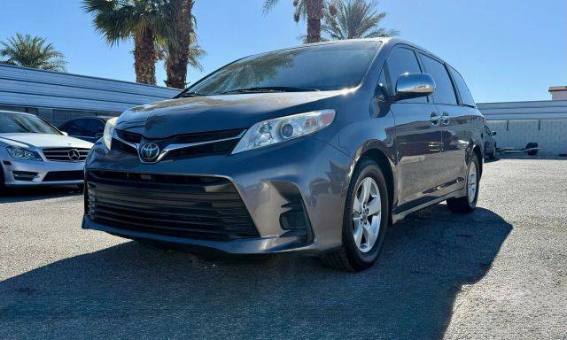 2018 Toyota Sienna LE FWD photo