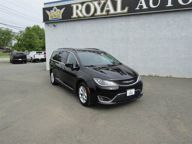 2017 Chrysler Pacifica Minivan Touring-L FWD photo