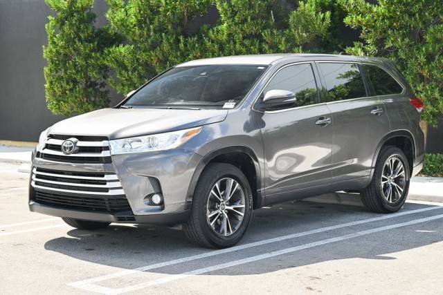 2017 Toyota Highlander LE Plus FWD photo