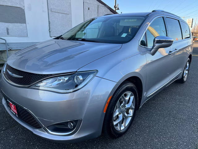 2018 Chrysler Pacifica Minivan Limited FWD photo