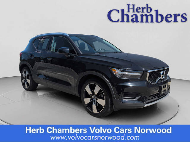 2019 Volvo XC40 Momentum AWD photo