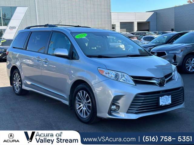 2019 Toyota Sienna XLE FWD photo