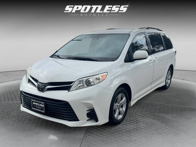 2019 Toyota Sienna LE FWD photo