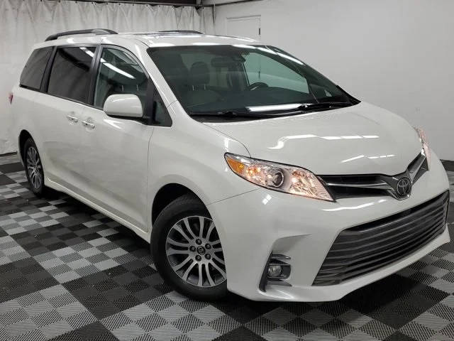 2019 Toyota Sienna XLE FWD photo