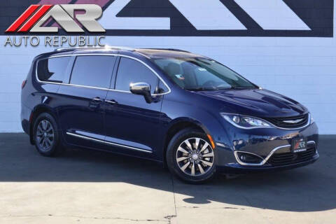 2019 Chrysler Pacifica Minivan Hybrid Limited FWD photo