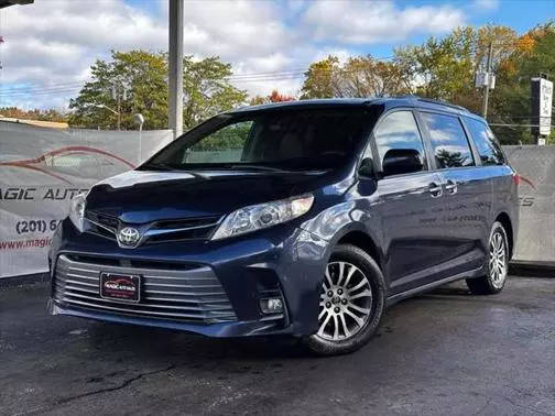 2019 Toyota Sienna XLE FWD photo