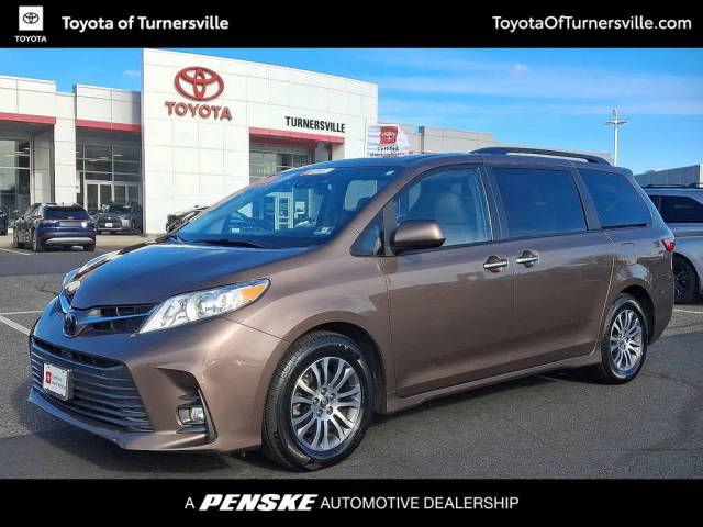 2019 Toyota Sienna XLE FWD photo