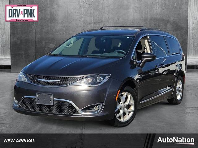 2017 Chrysler Pacifica Minivan Touring-L FWD photo