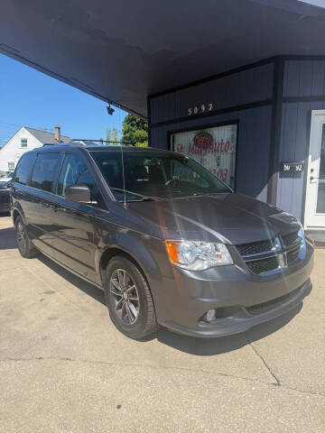 2017 Dodge Grand Caravan SXT FWD photo