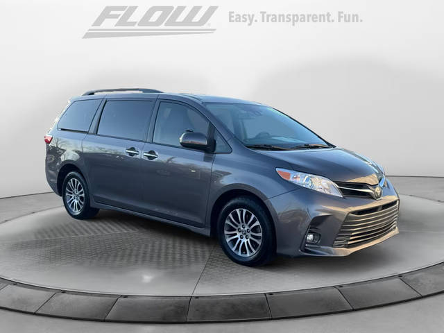 2019 Toyota Sienna XLE FWD photo