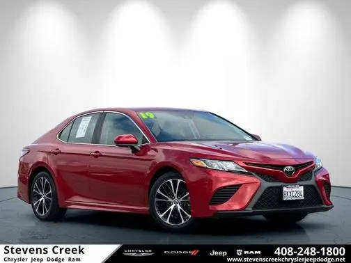 2019 Toyota Camry SE FWD photo