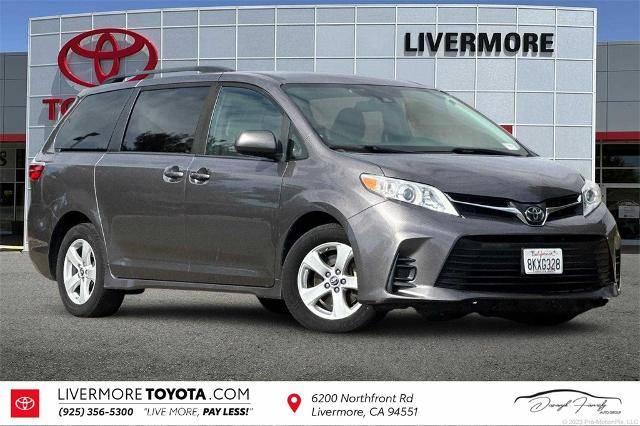 2019 Toyota Sienna LE FWD photo