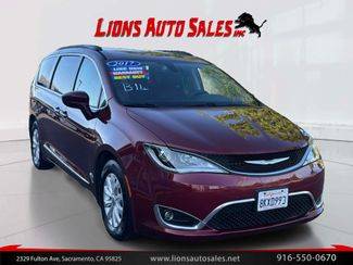 2017 Chrysler Pacifica Minivan Touring-L FWD photo