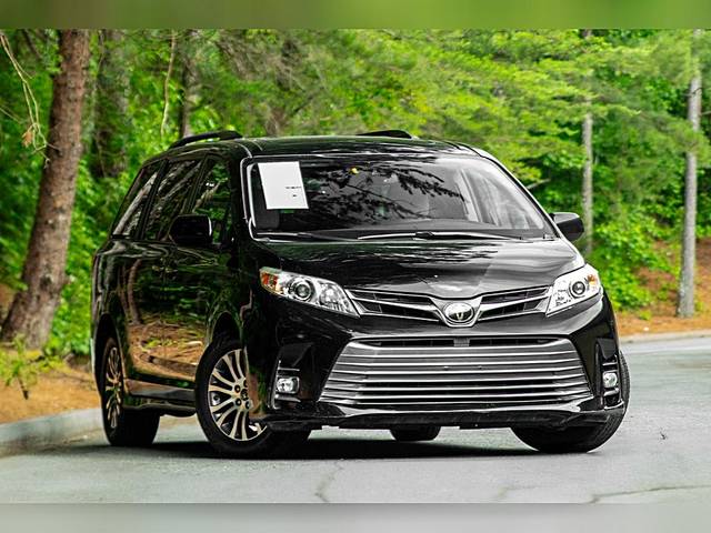2018 Toyota Sienna XLE FWD photo