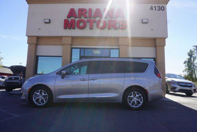 2017 Chrysler Pacifica Minivan Touring-L FWD photo