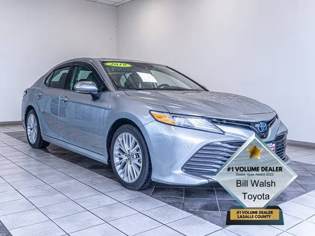 2019 Toyota Camry Hybrid XLE FWD photo