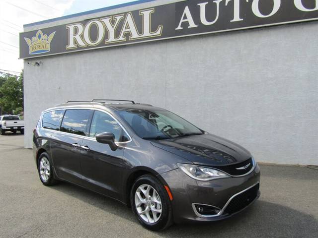 2019 Chrysler Pacifica Minivan Touring Plus FWD photo