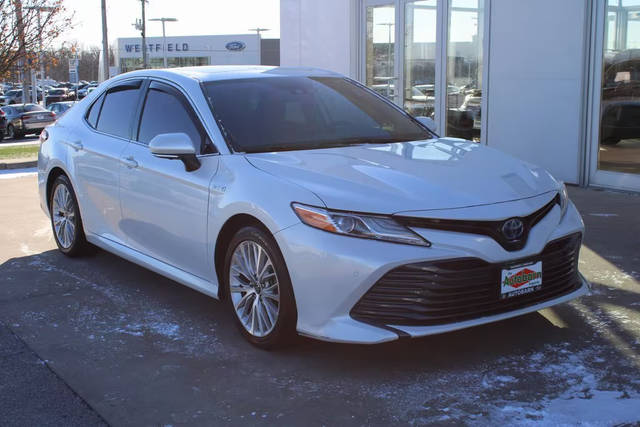 2019 Toyota Camry Hybrid XLE FWD photo