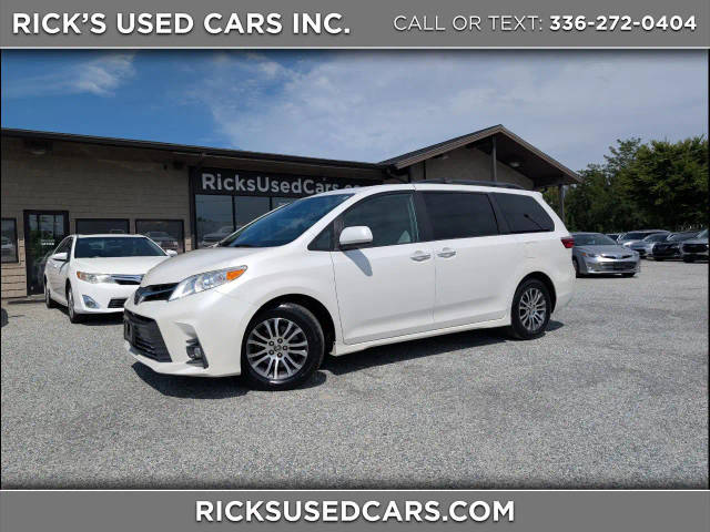 2020 Toyota Sienna XLE FWD photo
