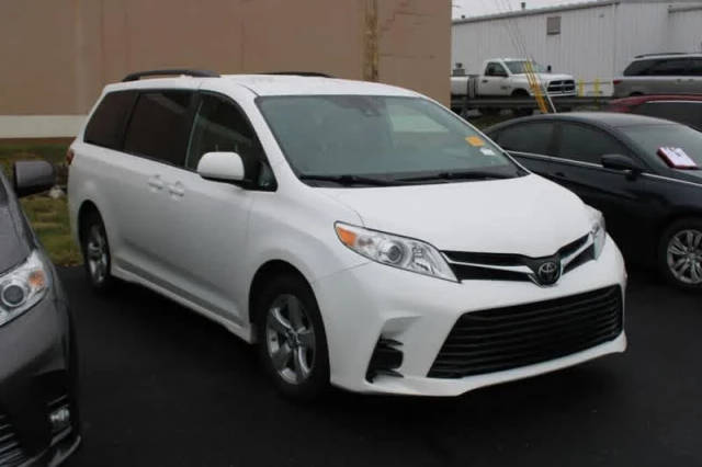 2019 Toyota Sienna LE FWD photo