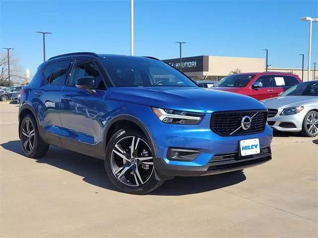 2019 Volvo XC40 R-Design FWD photo