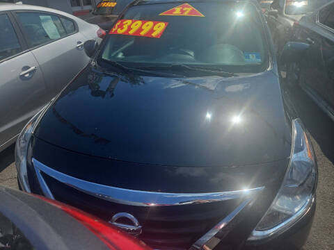 2017 Nissan Versa SV FWD photo
