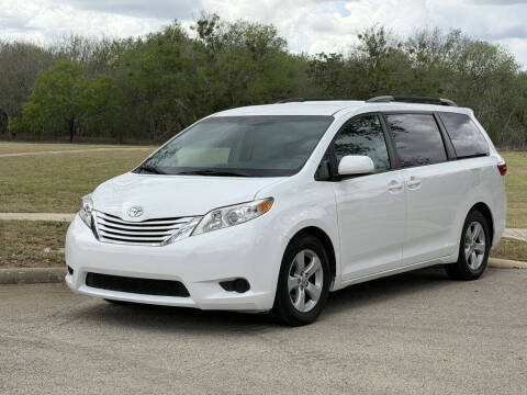 2015 Toyota Sienna LE FWD photo