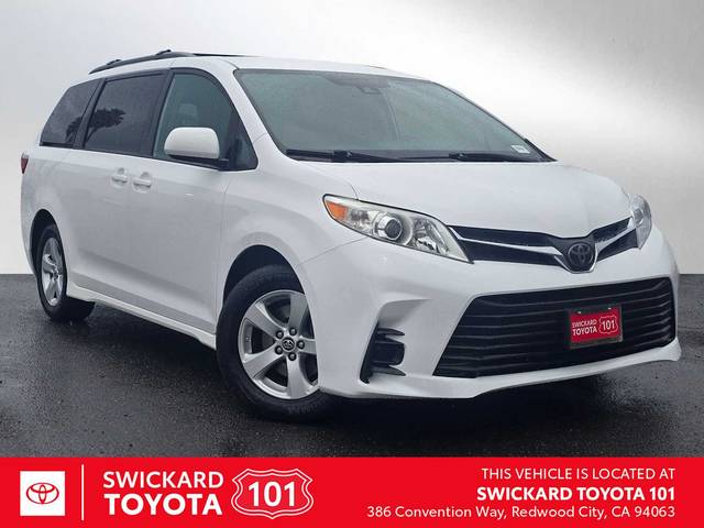 2020 Toyota Sienna LE FWD photo