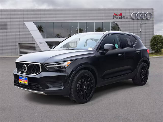 2019 Volvo XC40 Momentum AWD photo