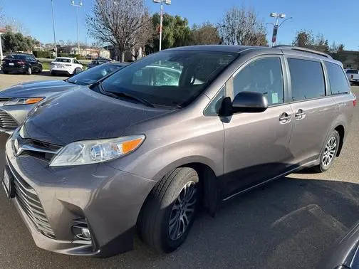 2019 Toyota Sienna XLE Premium FWD photo